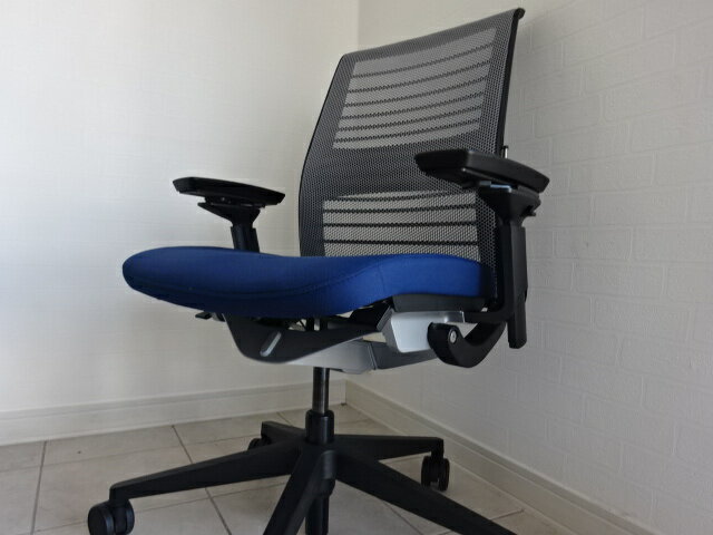 ■スチールケース　ニューシンクチェア 　座面ネイビー色　3Dニット　4Dアーム★Steelcase NEW Think chair★腰痛軽減ランバサポート機能つき