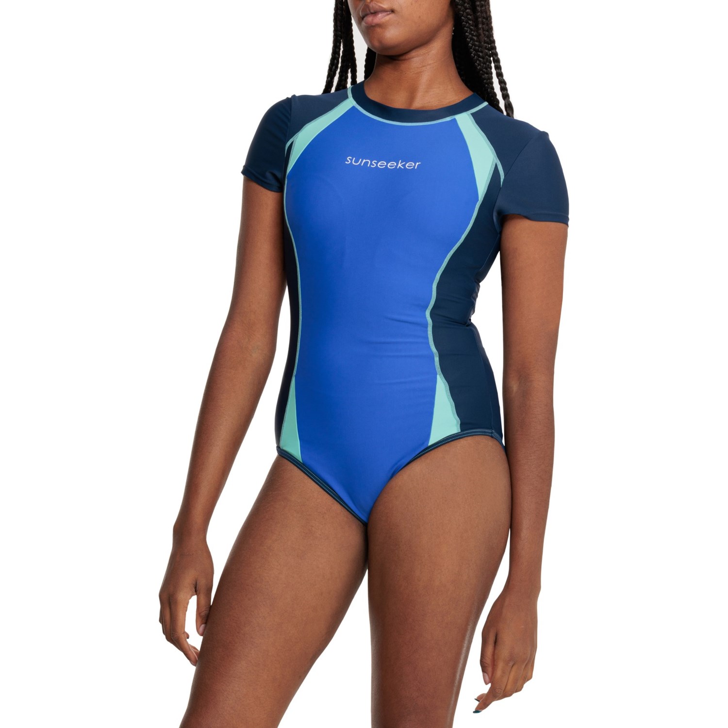 (取寄) サンシーカー バック ジップ ラッシュ ガード ワンピース スイムスーツ - ショート スリーブ Sunseeker Back Zip Rash Guard One-Piece Swimsuit - Short Sleeve Olt