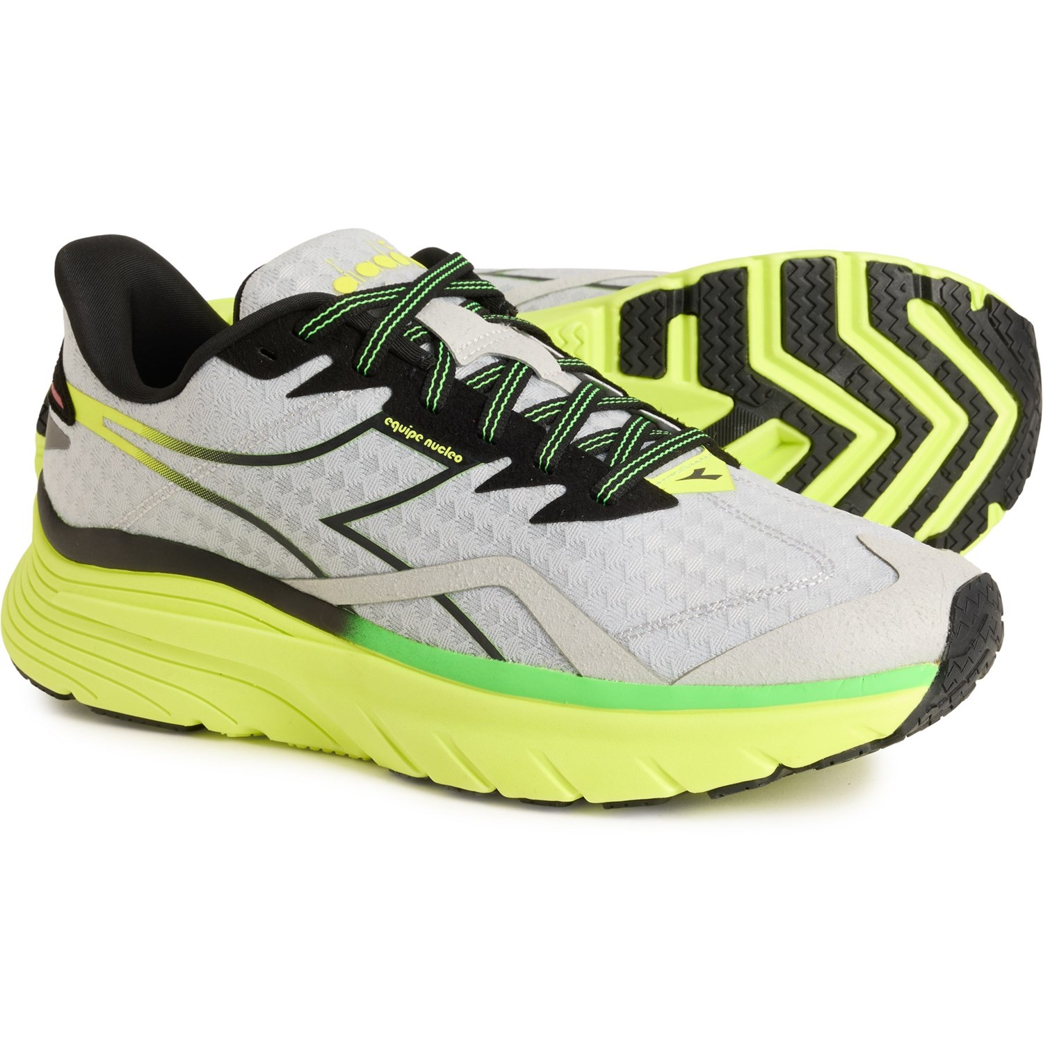 (取寄) ディアドラ メンズ エイキープ ニュークレオ ランニング シューズ Diadora men Equipe Nucleo Running Shoes (For Men) Silver/Black/Yellow Fl Dd