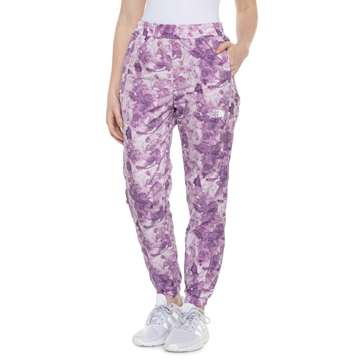 ■商品詳細■ブランドThe North Faceノースフェイス■商品名Hydrenaline 2000 Pantsザ ノース フェイス ハイアドレナリン 2000 パンツ■商品状態新品・並行輸入品■色Purple Cactus Flower Tonal Dye Print2枚目以降は参考画像となります。詳細滑らかな WindWall 生地は防風性に優れ、耐久性撥水 (DWR) 仕上げを施しています。-滑らかなポリエステル タフタの裏地-内側にドローコードが付いた伸縮性のあるウエスト-ハンドポケット-後部ジッパーポケット-袖口はゴム入り-バングラデシュ、カンボジア製-裏地：ポリエステル100％-生地：ポリエステル100％■備考(取寄) ノースフェイス レディース ザ ノース フェイス ハイアドレナリン 2000 パンツ The North Face women Hydrenaline 2000 Pants Purple Cactus Flower Tonal Dye PrintThe North Face ノースフェイス パンツ スキー スノボ パンツ レディース スノーボード ハイキング 登山 マウンテン アウトドア ファッション ブランド 大きいサイズ ビックサイズ si-3FPVY