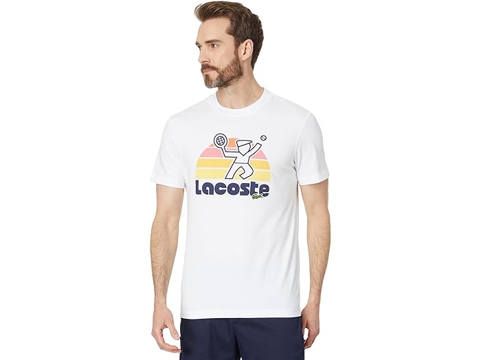 () RXe V[g X[u M[ tBbg eB[ Vc W/ OtBbN I tg Lacoste Lacoste Short Sleeve Regular Fit Tee Shirt w/ Graphic On Front Blanc