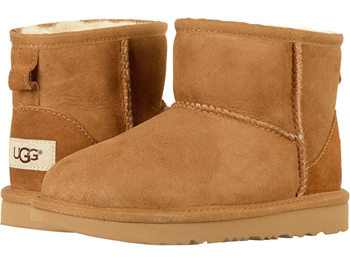 ■商品詳細■ブランドUGG Kids アグ キッズ■商品名UGG Kids Classic Mini II (Little Kid/Big Kid)クラシック ミニ リ (リトル キッド/ビッグ キッド)■商品状態新品未使用・並行輸入品■色Chestnut■詳細UGGClassicMiniIIブーツは、究極のセーターウェザーシューズです。-ツインフェイスのアッパーは、ホイップステッチのディテールと丸いつま先が特徴です。-UGGシグネチャーツインフェイスシープスキンアッパーは、最大限の柔らかさと快適さを提供するために両側が処理されています。-耐水性と耐汚染性のために前処理されています。-UGGpureライニングとフットベッドは、足を通気性とドライ感に保ちます。-かかとにプルループを備えた簡単なプルオンデザイン。-UGGpureウールで裏打ちされたフォームクッション付きフットベッドが特徴で、暖かく通気性のある着用感を実現します。-UGGアウトソールによる軽量トレッドライトは、増加した牽引力、耐久性、クッション性、および柔軟性を提供します。-注意：最初の数回の着用では、色の濃いシープスキンでわずかな染料の移行が発生する場合があります。-本物の羊の毛皮や子羊は、人工的に染色され、処理されています。毛皮の原産地：オーストラリア、欧州連合、または米国。-製品の寸法は (13 リトルキッド 幅 M)サイズを用いてます。寸法はサイズによって異なる場合がございます。予めご了承下さい。■備考(取寄) アグ キッズ キッズ クラシック ミニ リ (リトル キッド/ビッグ キッド) UGG Kids kids UGG Kids Classic Mini II (Little Kid/Big Kid) ChestnutUGG Kids アグ キッズ キッズ ブーツ ブランド シューズ トレッキング カジュアル 大きいサイズ ビックサイズ zp-8920481