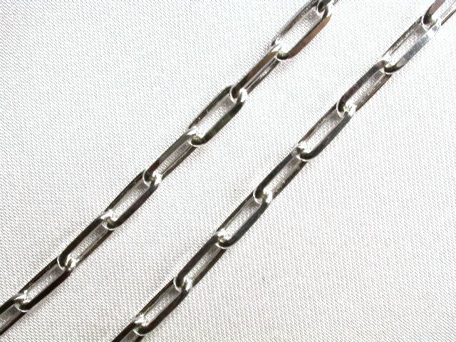 素材：Silver925(SV925、STERLING SILVER)重さ：約9.2g(50cmの重さ)幅：約3.2mm小豆チェーンのコマを長めにした長あずきチェーンの4面カットです。かっこいいデザインで、男性向けの精錬された綺麗目のかっこいいペンダントにぴったりだと思います。留め具部分に925の刻印があります。留め具の形状がメーカーの入荷時期によって写真と違う場合があります。シルバーチェーン一覧ステンレスチェーン一覧 注意 メーカー取り寄せ商品の為、チェーンの留め具が、写真と異なる場合があります。 留め具のご確認をしたいお客様は、メールにてお問い合わせください。 チェーンの長さ、形状は写真通りになります。素材：Silver925(SV925、STERLING SILVER) 重さ：約9.2g(50cmの重さ) 幅：約3.2mm 小豆チェーンのコマを長めにした長あずきチェーンの4面カットです。かっこいいデザインで、男性向けの精錬された綺麗目のかっこいいペンダントにぴったりだと思います。 留め具部分に925の刻印があります。留め具の形状がメーカーの入荷時期によって写真と違う場合があります。シルバーチェーン一覧 ステンレスチェーン一覧 注意 メーカー取り寄せ商品の為、チェーンの留め具が、写真と異なる場合があります。 留め具のご確認をしたいお客様は、メールにてお問い合わせください。 チェーンの長さ、形状は写真通りになります。