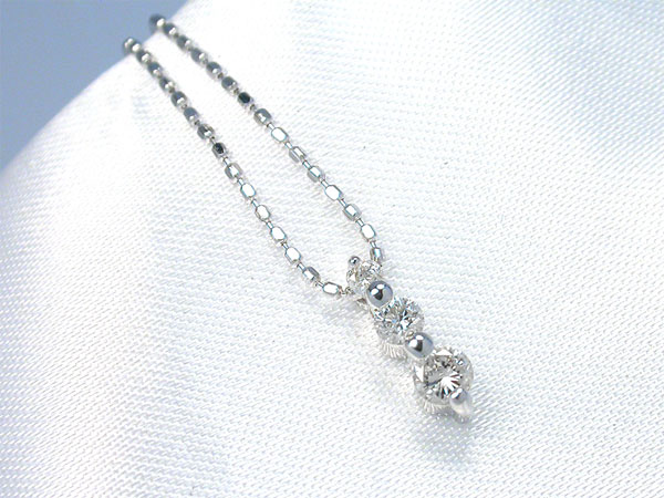 4月 誕生石 ！K18 ホワイトゴールド ダイヤモンド ペンダントトップ ネックレス 送料無料 あす楽 fourm クリスマス ギフト 母の日 レディース メンズ 男性 女性 ラッピング 包装 袋 誕生日 プレゼント ケース 箱 華奢 可愛い おしゃれ 手紙 記念日 お揃