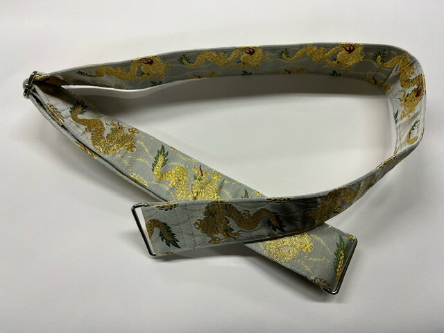 西陣織 金襴 生地 和柄 立湧に龍　ブルー ギター、ウクレレストラップ 仕様 西陣織、金襴生地 幅:4Cm.5cm ヘッド：黒、茶 長さ調節:約82cm - 145cm 革部分2本（角カン50mm付） 調節金具革部分のサイズ 厚み　2mm前後の革を使用しています 素材：ポリエステル・レーヨン 　　　　生地の厚さ：中厚 アクリルケース付き 布の柄は、裁断により柄の出方が違います。 金具は変更になる事があります。 撮影の為、実際の布の色と異なる場合がございます。ご注意 革は、自然素材ですので、革本来、製作上の傷（手作りの制作であり）やわらかい本革を使用しておりますので、多少のへこみやキズを生じる場合があります。 ・色落ち等がある場合もございます。 楽器に傷がつかないよう、ご使用ください ●エンドピンは付属していません。