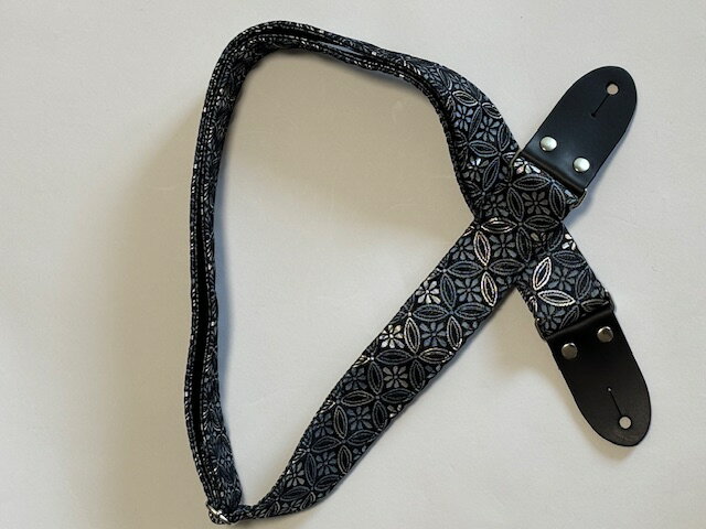 Harmonics　J　　西陣織 金襴 生地 和柄　 切り嵌め 白　4Cm.5Cm幅　ギター、ウクレレストラップ 　ショルダースト　ラップ NO12
