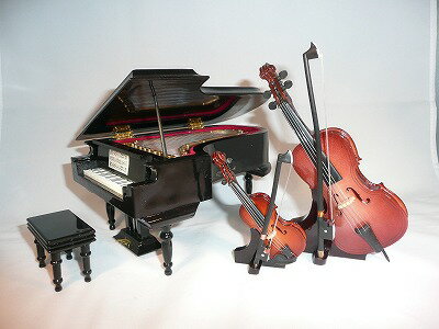 セット内容： 　　　　バイオリン　9Cm 　　　　チェロ　　　15Cm 　　　　ピアノ　　　18Cm 　　　　 付属品　　ケース（個々のケース）、スタンド 　●音は鳴りません。 品質改善のため、 予告なしに仕様変更することがあります。