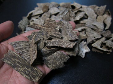 【台湾輸出用ベトナム産最高級人工栽培沈香 100g量り売り 沈水香木】香木 沈香 お香 原木 焼香 香道 シャム沈香 羅国 東洋 越南 天然 沈香のお香 聞香 お寺様 寺院様 アロマ お線香 線香 伽羅 奇楠 白檀 多種香 刻み 笹をお探しの方も 初盆 お盆 法事 法要 護摩焚き 蘭奢待