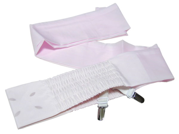 コーリンベルトと同じ役割の金具があらかじめ伊達締めに取付けてあり便利です。伊達締め部分にはシャーリングが入っているので着付けが楽です。着付け教室でも使っている便利な着付け用品「サッシュ」です。【サイズ】長さ：約230cm〜245cm　幅：約10cm