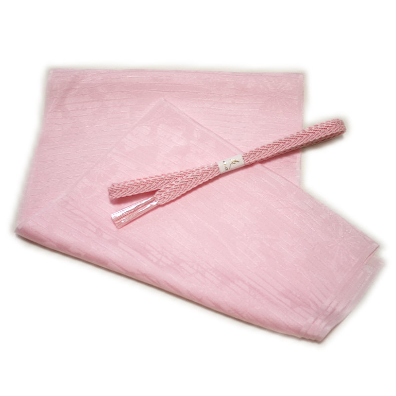 夏用の正絹帯揚げと帯締めの同色セットです。 帯揚げは絽の生地で地模様が入っておりますが、柄は決まっておりません。 帯締めはレースの透かし編みで涼しげです。 ※特価品の為、箱には入っておりません。簡易包装でのお届けとなります。 【色　柄】桜色 / 桃色 【素　材】帯揚げ：絹100％　帯〆：絹100%(クラフト加工糸使用) 【サイズ】帯揚げ：約30センチ×約180センチ　帯〆：約163センチ ※こちらの帯揚げは手染めの為、気温や湿度によって色が多少変化する場合があります。基本的には画像と同じお色目ですが、染める単位によっては、稀に色が少し濃くなったり、明るくなる場合があります。あらかじめご了承ください。 ※この製品は染色の性質上、水濡れ、汗、摩擦により色落ち移染します。ご注意ください。 ※ゆうパケット（メール便）送料無料の商品となります。他の送料無料ではない商品と同梱の場合は送料無料とはなりませんのでご注意下さい。