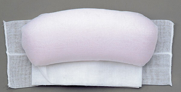 帯枕の中で一番幅のある帯枕です。 長さがあるので帯山がまっすぐ作れて、背中に乗せる時も歪みにくいです。 また、染め帯など柔らかい素材の帯を綺麗に結ぶのにも役立ちます。 ガーゼで帯枕をくるんであり、結んでから緩まないようになっています。 【サイズ】　横：約25cm、縦：約8cm、厚み：約4cm　ガーゼの長さ：約150cm 【素　材】表：レーヨン100％　紐：綿100％ガーゼ　芯：ウレタン100％
