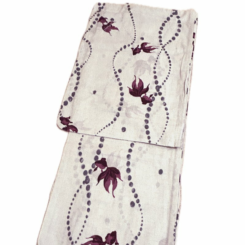 大人可愛いくすみカラーの上品な柄の浴衣です。 【色　柄】薄いグレー色地に赤色の金魚柄。 【サイズ】フリー　身丈 165センチ　裄69センチ　袖丈49センチ　適応身長：155センチ〜168センチ位 【素　材】綿100％ ※柄の出方が画像とは多少異なる場合がございます。