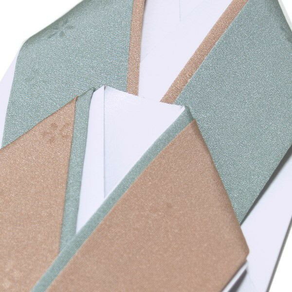 堅牢染めの正絹の2重伊達衿（重ね衿）です。4通りの使い方ができ、シンプルにも豪華にもなる便利な品物です。二重の部分を表と裏。一重の部分を表と裏と使えます。専用ピンが3本付いています。【色】表：青磁色。桜の模様が入った縮緬生地。裏：くすんだ曙色（オレンジがかった肌色）。桜の模様が入った縮緬生地。【素材】正絹100％