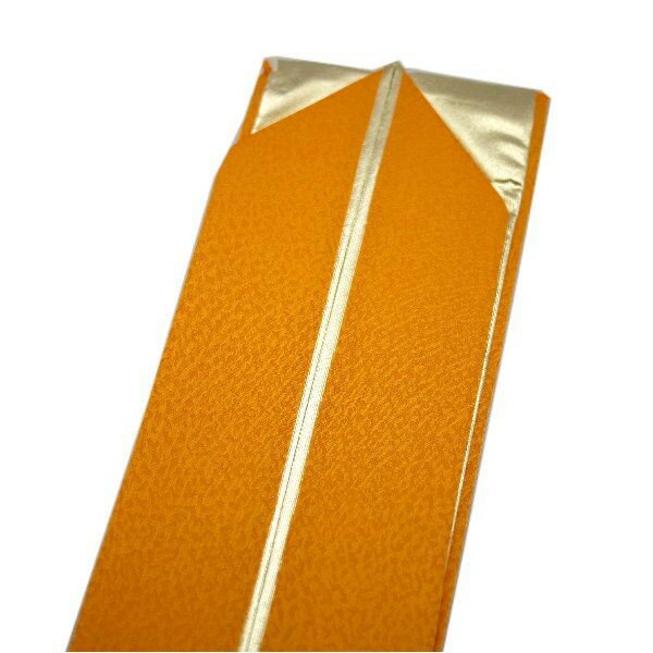 正絹の2重伊達衿（重ね衿）です。4通りの使い方ができ、シンプルにも豪華にもなる便利な品物です。二重の部分を表と裏。一重の部分を表と裏と使えます。専用ピンが3本付いています。【色】表：オレンジ色に霞雲の地柄入り。裏：薄めの金色（シャンパンゴールド）【素材】正絹100％