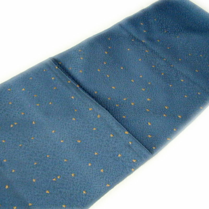 柔らかい手触りの正絹の綸子帯揚げです。 【色　柄】暗いくすんだ紺色地に金色の桜の花びら柄。地紋入り。 【素　材】正絹100% 【サイズ】約30センチ×約180センチ ※商品の性質上、水濡れ、汗、摩擦により色落ち移染する事がありますのでご注意ください。