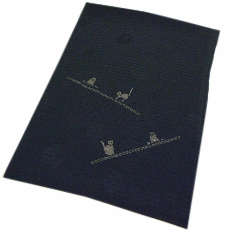 粋なデザインの夏用の絽の帯揚げです。 小紋から訪問着まで幅広くお使いいただけます。 【色　柄】黒地に全体に丸紋の地模様入り。グレーで可愛い猫やふくろうの柄が入っています。 【素　材】正絹100% 【サイズ】約30センチ×約180センチ