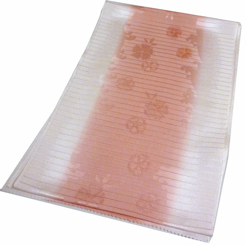 とても高級感のある夏用の染め分けぼかしの帯揚げです。 小紋から訪問着まで幅広くお使いいただけます。 【色　柄】オフホワイト系とピンクブラウン系の二色の染め分けぼかしの絽縮緬生地の帯揚げ。撫子柄の模様があります。 【素　材】正絹100% 【サイズ】約29センチ×約180センチ