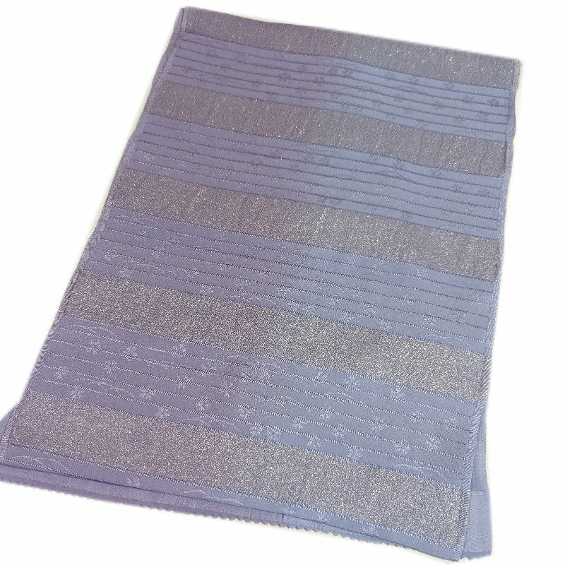 とても高級感のある夏用の染め分けぼかしの帯揚げです。 小紋から訪問着まで幅広くお使いいただけます。 【色　柄】ブルー系とパープル系の二色の染め分けぼかし地に桜と芝柄。金糸も入っているので豪華です。 【素　材】正絹100% 【サイズ】約30センチ×約166センチ