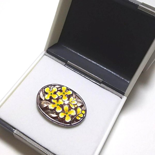 【割引クーポン配布中】帯留め シルバー 七宝焼き 透かし彫風 帯留 おびどめ 帯飾り ケース入り 金鈴花（イエロー系）【レターパックプラスOK】