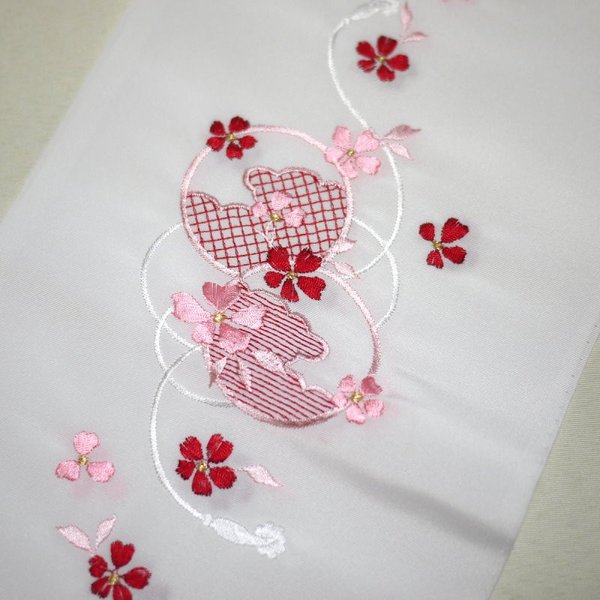 シンプルな塩瀬の生地に刺繍を施した半衿。 汚れたらご自宅で手洗いしていただけます。 色糸の刺繍なので普段着から礼装用までご使用いただけます。 【色　柄】白地に赤とピンク系の上品な小梅柄。花の中央部分は金糸。 【素　材】ポリエステル100％ 【使用例】成人式、結婚式、振袖、付下げ、訪問着、小紋