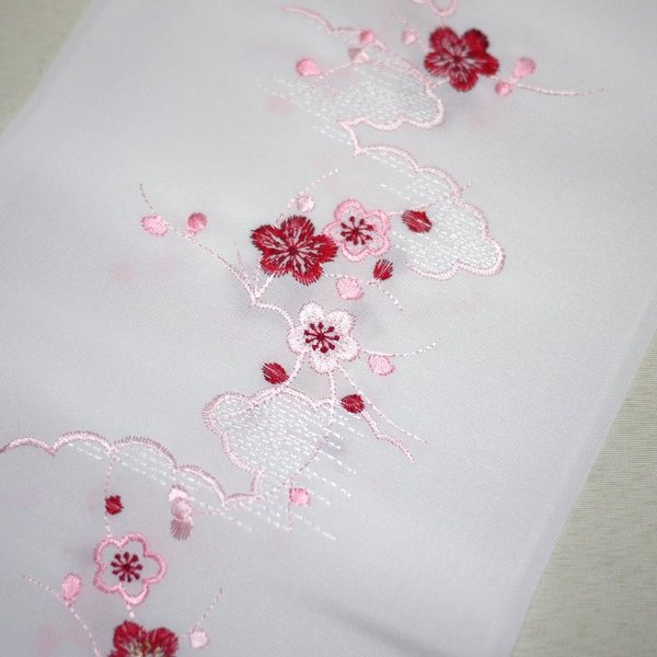 シンプルな塩瀬の生地に刺繍を施した半衿。 汚れたらご自宅で手洗いしていただけます。 色糸の刺繍なので普段着から礼装用までご使用いただけます。 【色　柄】白地に赤とピンク系の上品な小梅柄。花の中央部分は金糸。 【素　材】ポリエステル100％ 【使用例】成人式、結婚式、振袖、付下げ、訪問着、小紋