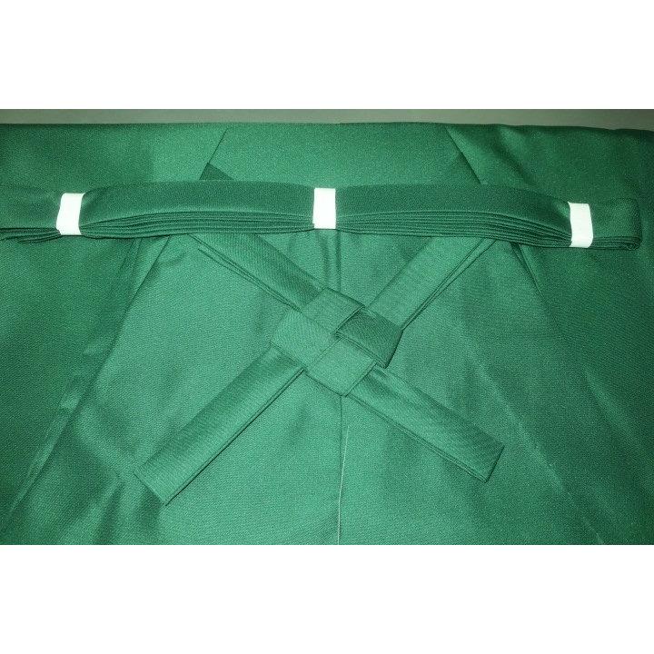 商品説明 詳細 　こちらのお品は別誂えでお願いしたお召調の仕舞袴です。仕舞用の仕立てで、外ひだが留められ、投げ（横の開き）が広く取られています。最大の特長は、正座から立ち上がったときに裾や膝裏がシワになりにくく、ストンと床に落ちやすい生地を...