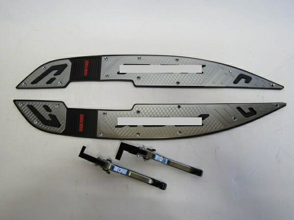 【step-pc21c-3】＆【ae-pcx21b-ae-advb-d】 対応車種： HONDA PCX / PCX e:HEV / PCX160 JK05 JK06 KF47 2021- ステップボード 商品内容：写真通り ※改良あり　純正品のステップボードの穴位置と同じので、取り付けの際にネジ穴加工なしで取り付けされます。 取付説明書なし 商品クオリティーなどは写真を見てご判断ください。 レバー 停車時の転倒防止に最適なパーキングブレーキ搭載 6段階で調整可能 テール部分は無段階調節が可能 可倒式 材質：6061アルミニウム合金 レバー位置調整機構：6段階調整 テール部分（レバー長さ）調節機構：無段階 取扱説明書等は付属いたしておりませんので、取付けはバイクショップや整備士など、 装着できる熟練した方が作業してください。