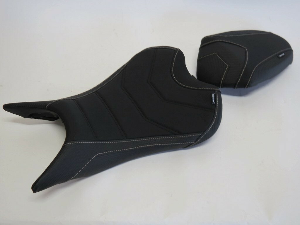 TRIUMPH用 STREET TRIPLE 765 S / R / RS 2023 以降 カスタム フロント＆ リア シート 10mm アップ ストライプ 黒