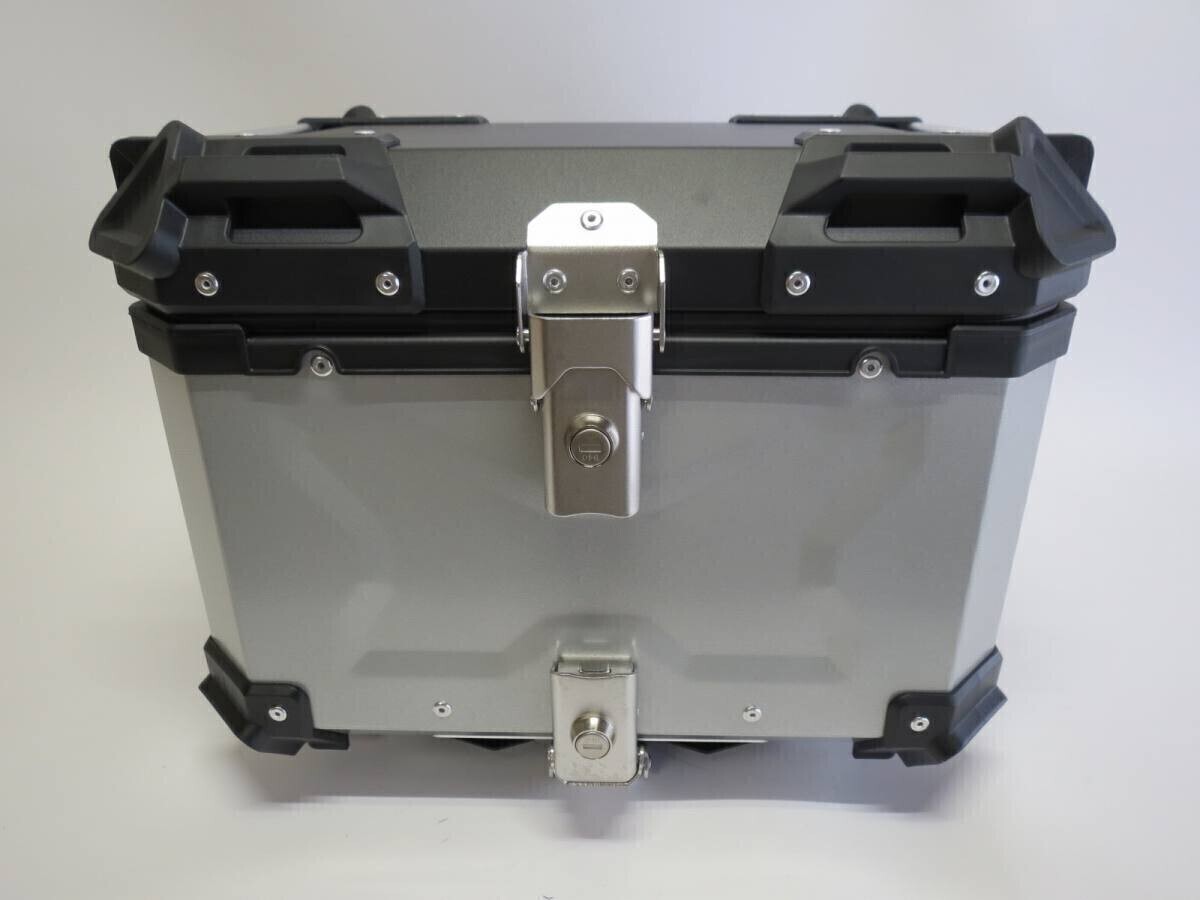 【bx-45l-3】＋【car-force-3】 キャリア＆ アルミトップケースセット 商品内容：1枚目＋2枚目写真通り トップケースはワンタッチ取り付け 対応車種： YAMAHA用 X FORCE 2022 2023 2024 2025 2026 ◆キャリア 材質：スチール 最大積載量：15kg 素材：鉄 パイプ径：約Φ22mm 加工なしで簡単に取り付け出来ます。 商品クオリティーなどその他諸々は写真を見てご判断ください。 ◆アルミリアボックス 45L ツーリングボックス 専用取り付けマウントが付属しているので取り付け簡単。 防水加工あり 【商品仕様】 重量：約8kg 外寸：約330mm×約370mm×約420mm 内寸：約300mm×約320mm×約380mm 付属品：取り付けマウント、ボルトナット、鍵2本 材質：アルミニウム/プラスチック樹脂 取扱説明書等は付属いたしておりませんので、取付けはバイクショップや整備士など 装着できる熟練した方が作業してください。 保証書は有りません。