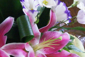 フラワーギフト 生花 花 ギフト 送料無料 ≪ 濃いピンク ユリ スタイリッシュアレンジメント ≫ 花束 おぼん 初盆 セット 花ギフト 供 ポイント消化 100円 300円 500円