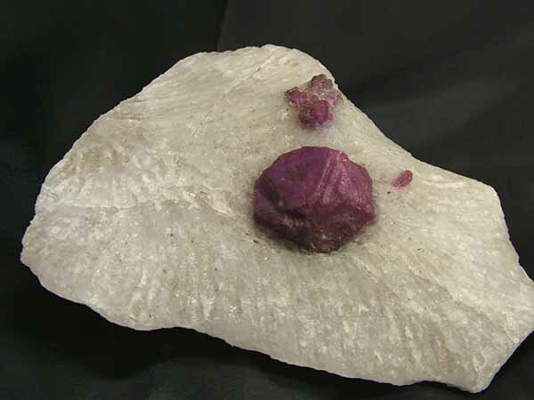 ■龍香堂■☆珍品！特大ルビー原石