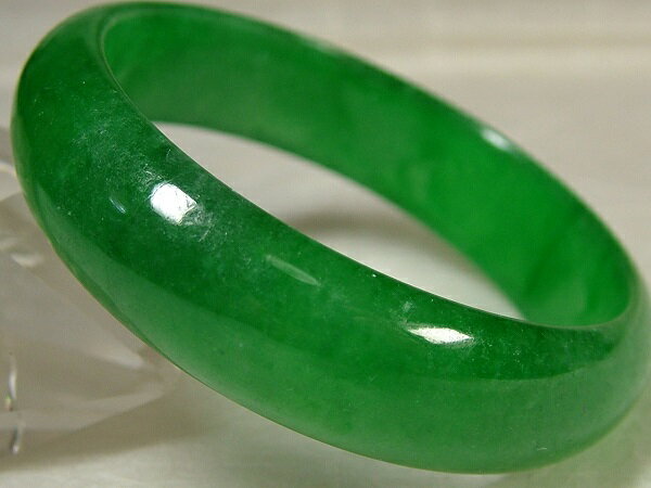 内直径：約55mm　高：16mm　厚さ：8mm　重さ：55g　 ●緑色が綺麗なミャンマー翡翠。透明感のある氷種翡翠（アイスジェダイト）です。飾り彫りのないシンプルなデザインですが、一塊の石から作られた贅沢な逸品です。 ●中国では翡翠の腕輪は女性の定番ファッションで、お守りです。特に意外な怪我に神力を持つ、と言われています。 ◎商品につきましては注意を払った検品を行っておりますが、稀に表面や内部にクラック状の筋が見受けられる場合が御座います。それは石本来の石紋で傷ではありません（割れが生じ易いヒビではありません）。返品の対象にはなりませんのでその旨御了承の上、ご検討下さい。 ☆内直径サイズにご注意下さい。 【当商品の返品・返金について】◎恐れ入りますが、内直径サイズの記載は正しくしておりますので、御購入後お客様側のサイズ間違いによる返品・返金はお断り致します。予めご了承下さい。※当商品の通常発送は「レターパックプラス」とさせて頂きますので送料は510円になります（レターパック発送は元払いです。代引き発送は出来ません）　※代引き発送を御希望の場合は、諸費用で1000円をお願いしております。　※当方から合計金額等のメールを送信後、1週間以内に御振り込み、もしくは御返信を頂けなかった場合はキャンセルとさせて頂きます。　※こちらの商品を御注文頂きます時に、支払方法を「代引発送」にされますと、楽天から自動送信されますメールにはシステム上、代引き料金が350円と記載される事が御座います。この場合は龍香堂から改めまして合計金額をお知らせさせて頂きますので、必ずご確認下さいますようお願い致します。