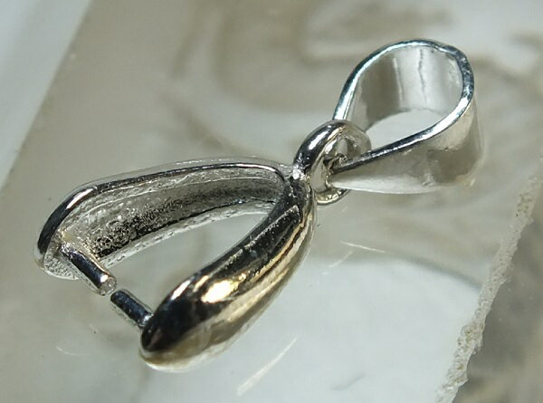 サイズ：全長16×幅4×厚8mm　重さ：0.6g　 ●925銀製（刻印入）のペンダント用アクセパーツです。ペンダントトップとの連結に使用します。カン付きなのでチェーン等を通せばそのままペンダントとして御使用出来ます。yo.r　※当商品は梱包材で割れないように包装し、ネコポスで送りますので、送料は260円を頂いております。　※代引き発送を御希望の場合は、諸費用で1000円をお願いしております。　※当方から合計金額等のメールを送信後、1週間以内に御振り込み、もしくは御返信を頂けなかった場合はキャンセルとさせて頂きます。　※こちらの商品を御注文頂きます時に、支払方法を「代引発送」にされますと、楽天から自動送信されますメールにはシステム上、代引き料金が350円と記載される事が御座います。この場合は龍香堂から改めまして合計金額をお知らせさせて頂きますので、必ずご確認下さいますようお願い致します。