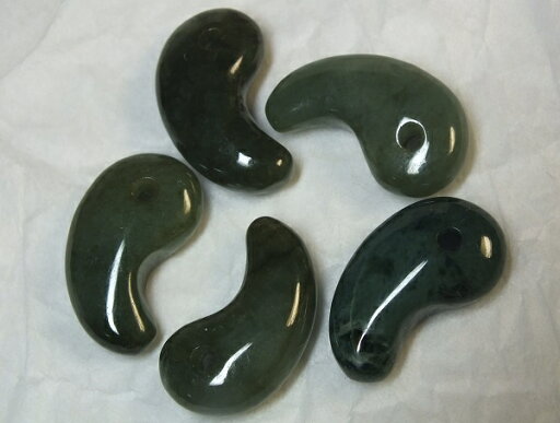 ■龍香堂■☆【1点】「国石」糸魚川翡翠(ひすい)小勾玉20mm(v1) ■龍香堂■☆【1点】「国石」糸魚川翡翠(ひすい)小勾玉20mm(v1)