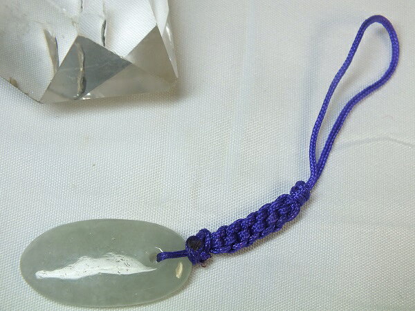 全長：約95mm　石サイズ：29×15×厚5mm　重さ：4.8g　 ●糸魚川翡翠は日本翡翠独特な落ち着いた石質です。石コレクションやお守りに。 ●当方の糸魚川翡翠は、新潟のヒスイ海岸に打ち上げられた小翡翠です。地元の職人さんにより、手磨きで作られた貴重な勾玉で、当サイトでも数に限りがある人気商品です。※当商品は梱包材で割れないように包装し、ネコポスで送りますので、送料は260円を頂いております。　※代引き発送を御希望の場合は、諸費用で1000円をお願いしております。　※当方から合計金額等のメールを送信後、1週間以内に御振り込み、もしくは御返信を頂けなかった場合はキャンセルとさせて頂きます。　※こちらの商品を御注文頂きます時に、支払方法を「代引発送」にされますと、楽天から自動送信されますメールにはシステム上、代引き料金が350円と記載される事が御座います。この場合は龍香堂から改めまして合計金額をお知らせさせて頂きますので、必ずご確認下さいますようお願い致します。