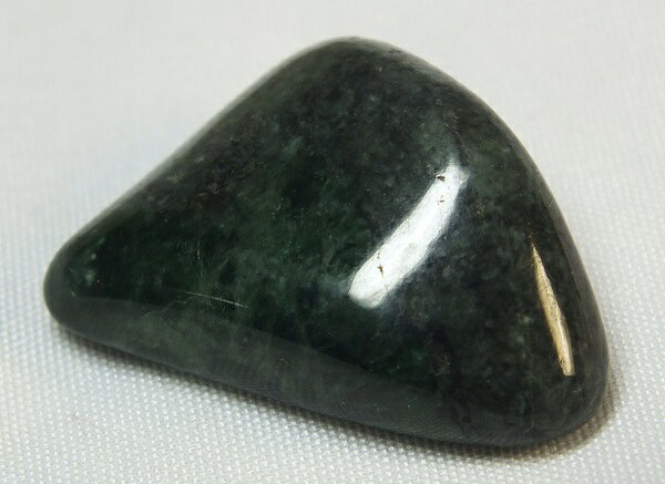 サイズ（約）：26×20×10mm　重さ：8.8g　 ●糸魚川翡翠は日本翡翠独特な落ち着いた石質です。全面研磨仕上げされた綺麗な原石です。石コレクションやアクセ作り等に。 ●当方の糸魚川翡翠は、新潟のヒスイ海岸に打ち上げられた小翡翠です。当サイトでも数に限りがある人気商品です。 ※サイズの多少の誤差はご了承下さい。神経質な方、非常に細かい状態を気にする方の御注文はご遠慮ください。 ※オンライン販売の特性上、実物の色はお客様のモニター環境により若干の違いがあります事を予めご了承ください。※当商品は梱包材で割れないように包装し、ネコポスで送りますので、送料は260円を頂いております。　※代引き発送を御希望の場合は、諸費用で1000円をお願いしております。　※当方から合計金額等のメールを送信後、1週間以内に御振り込み、もしくは御返信を頂けなかった場合はキャンセルとさせて頂きます。　※こちらの商品を御注文頂きます時に、支払方法を「代引発送」にされますと、楽天から自動送信されますメールにはシステム上、代引き料金が350円と記載される事が御座います。この場合は龍香堂から改めまして合計金額をお知らせさせて頂きますので、必ずご確認下さいますようお願い致します。