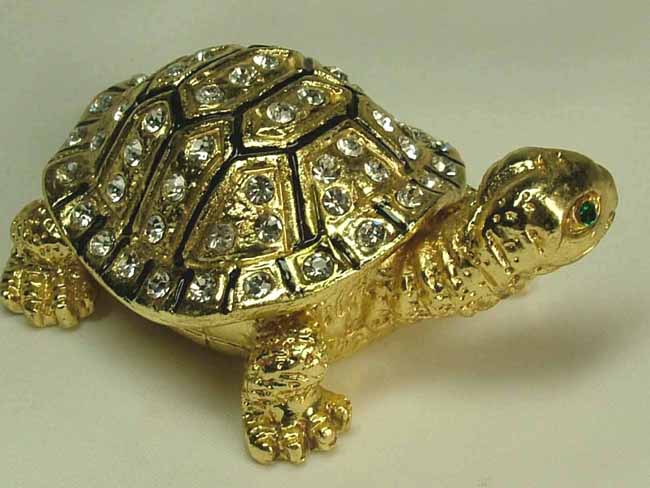 ※当商品は梱包材で割れないように包装し、エクスパックで送りますので、送料は500円になります。　※代引き発送を御希望の場合は、諸費用で1000円をお願いしております。　※当方から合計金額等のメールを送信後、1週間以内に御振り込み、もしくは御返信を頂けなかった場合はキャンセルとさせて頂きます。サイズ：60×41×厚23mm　重さ：94g　 全体は真鍮製。光沢の有る色味部分は七宝焼になっています。ダイヤ状の小粒石はキュービックジルコニア。開閉する箇所には磁石が付いています。趣味の置物や小物入れ等に・・・。