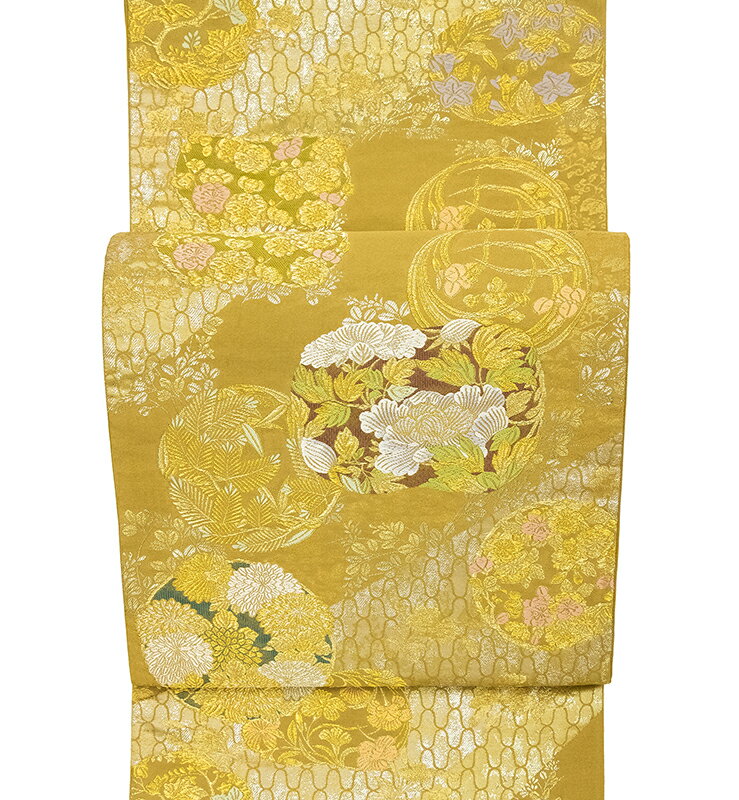 ※記念感謝祭☆仕立無料・送料無料☆西陣名門とみや織物慶長礼装袋帯☆秘蔵古代王朝祝い華蒔絵文☆特選錦別誂え織 ☆きものと帯を提案する【京都かもがわ】のページをご覧頂きありがとうございます☆ 加賀友禅・京きもの・帯を中心に幅広い品揃えで出品しています。 なお、当方は仕立て屋と資金、在庫面などが密接に連携しており、お仕立付き価格です。 ※※百貨店対応の安心な、お仕立です。※※ ★商品説明 ■留袖、色留袖、訪問着などに適品の慶長礼装用の特撰袋帯です。 ■格調を大切に西陣名門とみや織物が秘蔵デザインの古代王朝祝い華蒔絵文を多色織で制作しています。 ■一格上の最高級の織が大切な式典で安心のある着姿を披露します。 ★品質・詳細 ○地色　【こちらの地色は上品な灰味の辛子地です。】 ○絹織物　○新品・未仕立の礼装袋帯です。 ○西陣名門とみや織物謹製　【証紙番号　308】 ○長さ　約4.40m　○参考上代　280,000円 ★お仕立てについて 【百貨店対応の安心仕立です。】　※芯入れ、仕立付きです。 ※お仕立て期間は入金確認後お仕立て開始から約14日です。　（お急ぎのお客様は別途対応いたします。） ※袋帯もきもの同様にガード加工をお勧めしています。ガード加工代5,000円（税込5,500円）です。 ■仕立寸法や紋、ガード加工などのご連絡はご購入後に取引メール（もしくは電話）で行います。 ★ご入金に関して ■当方からの初回ご連絡後、遅くても1週間以内にご入金可能な方のみお願いします。 ★お支払いに関して ■楽天支払いか、郵ちょ銀行をお選びいただけます。 ■郵ちょ銀行の振込みの手数料は、お客様のご負担となります。 ★発送について ■ヤマト宅急便での発送になります。 ■時間指定可（到着日の指定もされます場合は2～3日の余裕を持ってお知らせ下さい。） ★お取引きについて ■送料 全国一律料金：0円 ■離島他の扱い　離島・一部地域は追加送料がかかる場合があります。 ★必ずご一読下さい ★難は撮影時に確認していますが、特別価格につき極小さな見落とし程度はご容赦下さいませ。 ★実際の色に近い画像を選んでおりますが、ご覧のパソコンの環境によっては多少の色の違いがあります。予めご了承の上ご入札お願いします。 ■商品につきましては特別価格品につきノークレームノーリターンでお願いします。 ■ご連絡は主に月～金曜日の営業時間内（10：00～18：00頃）となります。 ■その他、ご不明な点はお気軽にご質問下さいませ。どうぞ宜しくお願いします。 ご質問、お問い合わせ、お気軽にお電話ください。075－352－1313 (　楽天ショッピング　京都かもがわ　）※記念感謝祭☆仕立無料・送料無料☆西陣名門とみや織物慶長礼装袋帯☆秘蔵古代王朝祝い華蒔絵文☆特選錦別誂え織