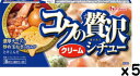 商品説明 クリーミーな乳製品の風味に、濃厚チーズと炒め玉ねぎの旨みとコクをきかせた、贅沢な味わいのクリームシチューができます 原材料 食用油脂(牛脂豚脂混合油(国内製造)、パーム油)、小麦粉、砂糖、食塩、でんぷん、デキストリン、チーズ加工品、全粉乳、ソテーオニオンパウダー、オニオンパウダー、たん白加水分解物、チキンエキス、香辛料、チーズパウダー、玉ねぎ加工品、脱脂粉乳、小麦発酵調味料、ガーリックパウダー/調味料(アミノ酸等)、乳化剤、酸化防止剤(ビタミンE、ビタミンC)、香料、酸味料、(一部に乳成分・小麦・大豆・鶏肉・豚肉を含む) 栄養成分表 栄養成分表示1皿分（製品17.5g） エネルギー95kcal たんぱく質1.3g 脂質6.6g 炭水化物7.6g 食塩相当量1.6g 注意事項 ・製造元の都合により、予告なくパッケージ・容量等の変更がある場合がございます。 (※パッケージ・容量等が異なる場合でも返品、交換の対応は不可となります） ・出荷までに約1週間前後かかる場合もございますので予めご了承下さい。クリーミーな乳製品の風味に、濃厚チーズと炒め玉ねぎの旨みとコクをきかせた、贅沢な味わいのクリームシチューができます