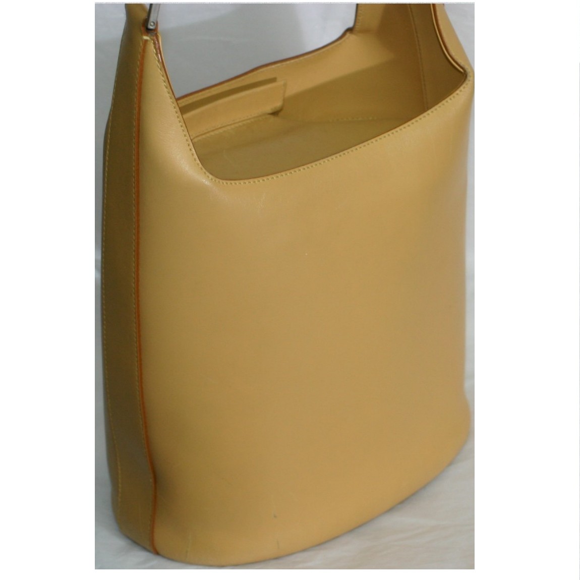 【中古】本物美品フェラガモ女性用濃いベージュ色可愛いバケツ型セミショルダーバッグ サイズW22,5H24D14cm ○C13-191