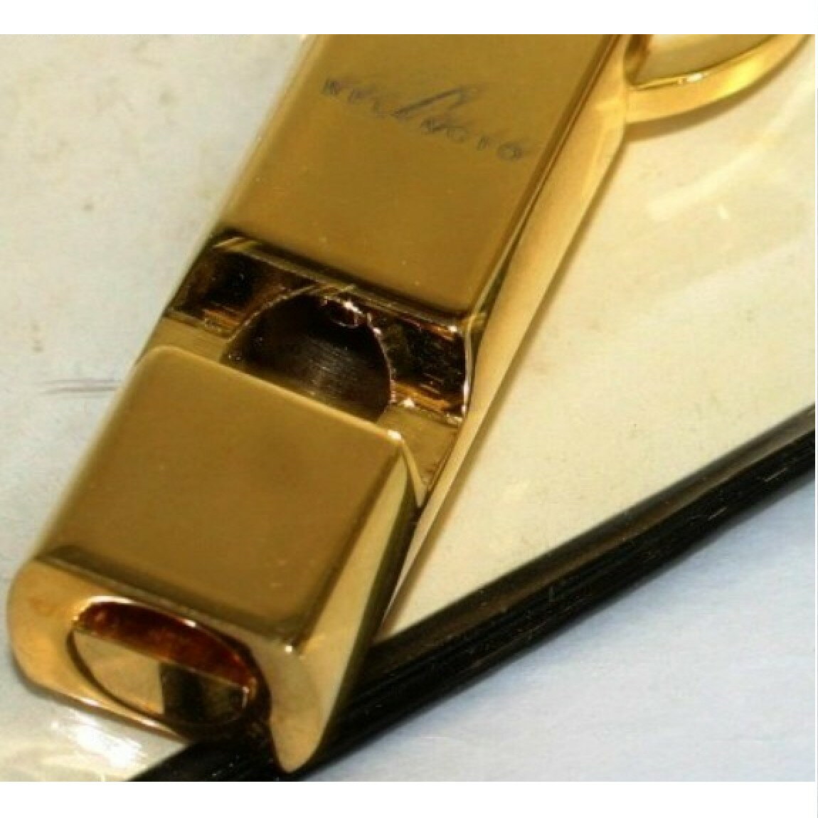 【中古】本物綺麗BELLAGIOべラジオの金色メタル素材の本体が笛になっているキーホルダー　301016-11