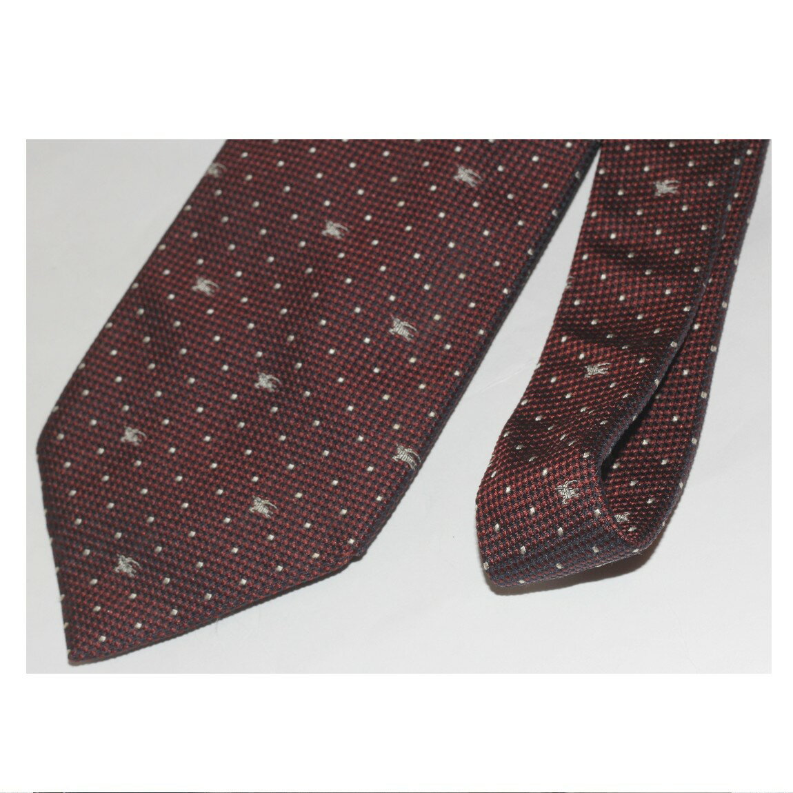 【中古】本物綺麗バーバリーの紳士用の剣先9,2cmのエンジ色地に黒とシルバーのドット模様とバーバリーのロゴマークが施されている厚手のつくりのネクタイ 〇D19-133-3 KA-15 2J1