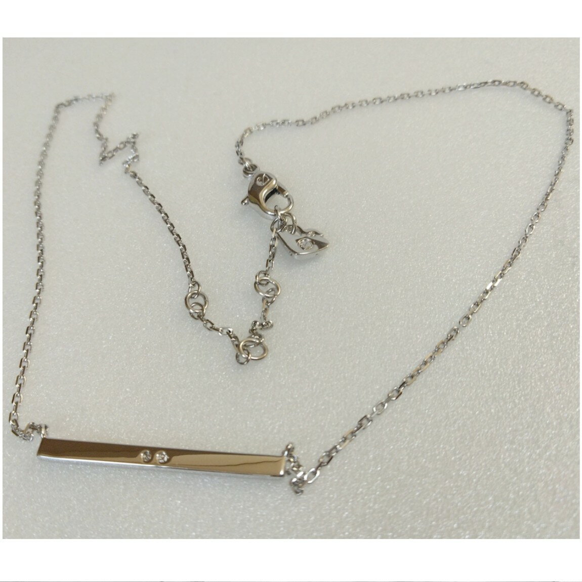 楽天質カラーズ【中古】本物ほぼ新品スワロフスキーの女性用銀色メタル素材に綺麗な光り輝くラインストーンが埋め込まれている細長いトップ付きネックレス　〇B19-30　X-39