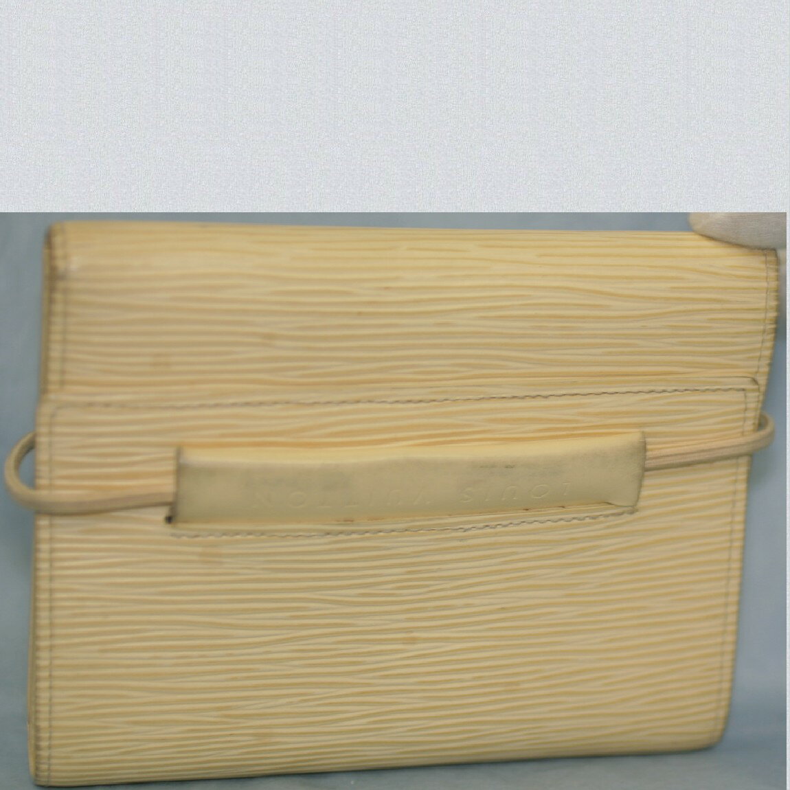 【中古】本物綺麗L/Vエピのヴァニラ色のパース,エラスティックM6346A　14cm3つ折小ぶりの開閉部分のゴ..