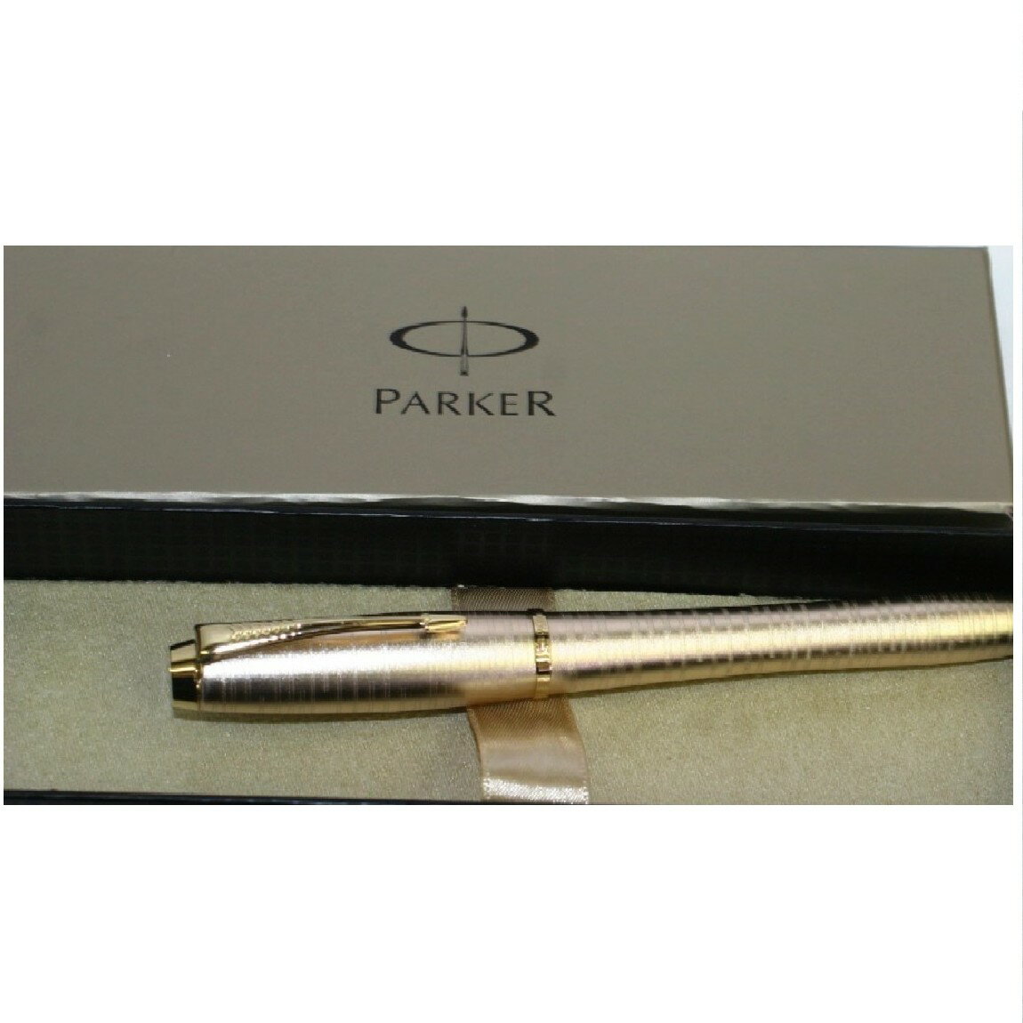 【中古】本物抜群に綺麗パーカーの赤みがかったシルバーケースに金色フックを使用しているお洒落なフォ..