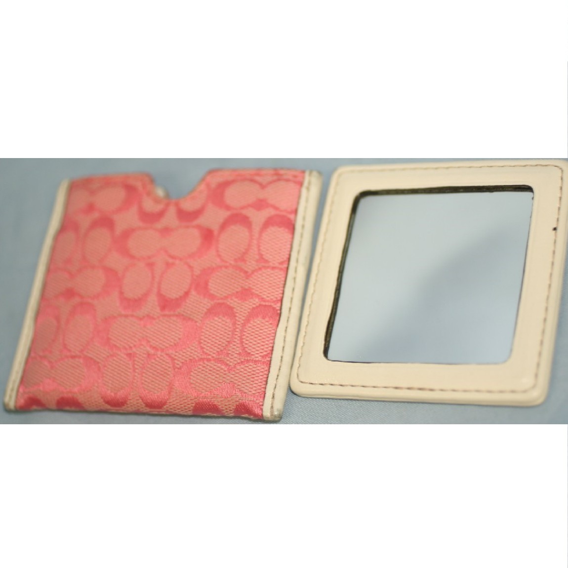 【中古】本物美品コーチピンク色シグネチャー模様ケース付き両面の写り方が違う鏡 ○D10-14