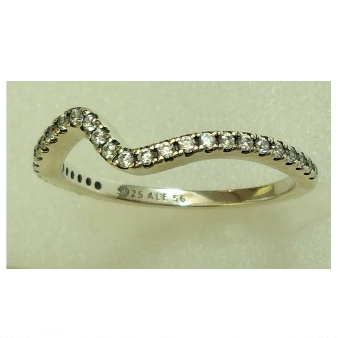 【中古】本物綺麗SV925シルバー素材に波型模様になっている部分に透明な石が施されているお洒落な指輪　日本サイズ15,5号　重さ1,7g　〇B19-45-3　KA-9