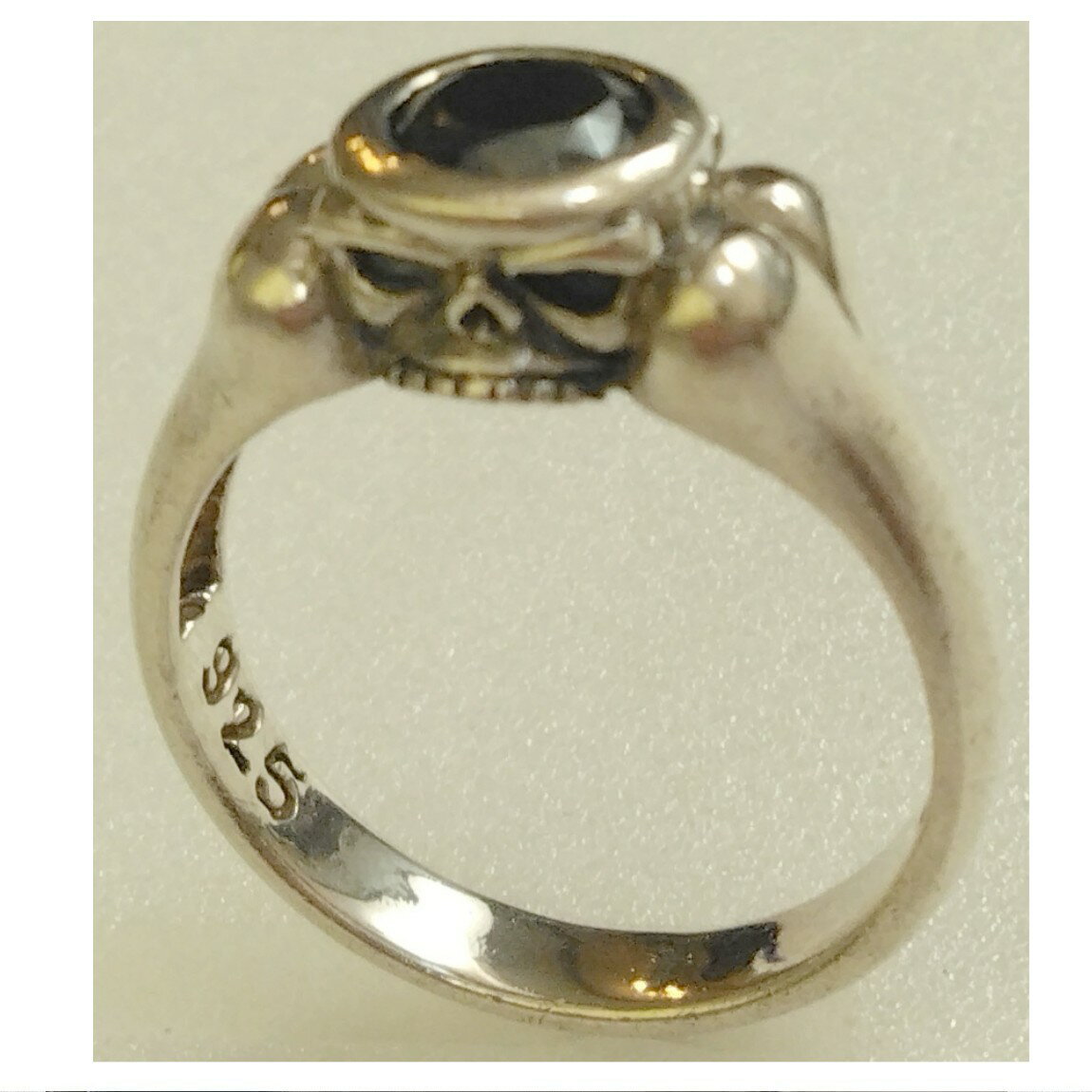 【中古】本物綺麗SV925シルバー素材に黒い石が埋め込まれている指輪 日本サイズ17号 重さ5g 〇B19-49-3 KA-9