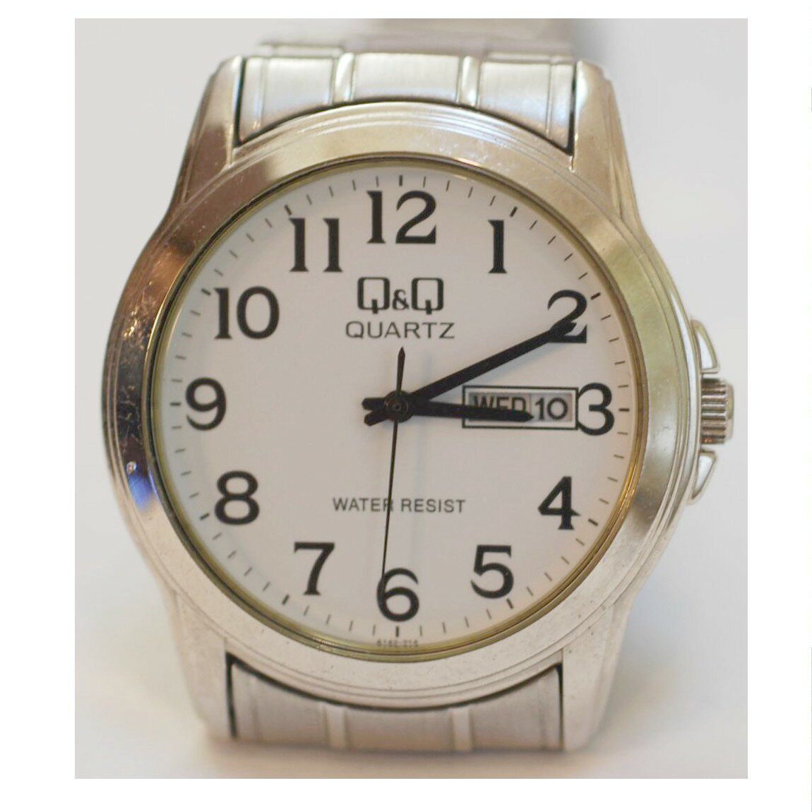 【中古】完動美品Q&Qの紳士用大きくて見やすい銀色時計2305　1ヶ月保証付き　〇A15-29-4