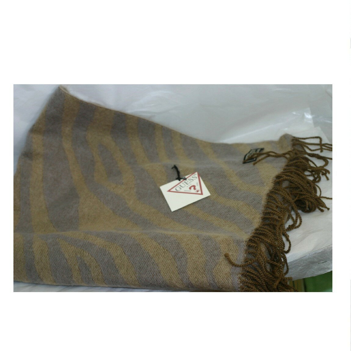 【中古】本物長期保管未使用GUESSゲスの大判サイズのマフラー　サイズW172H71cm位○C14-63-2